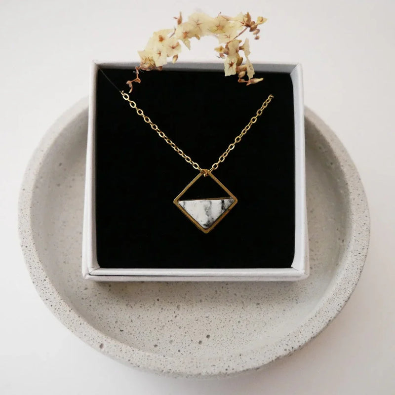 Necklace square half-filled grey-white marbled – Cold porcelain 18k gold-plated — Ansicht 3