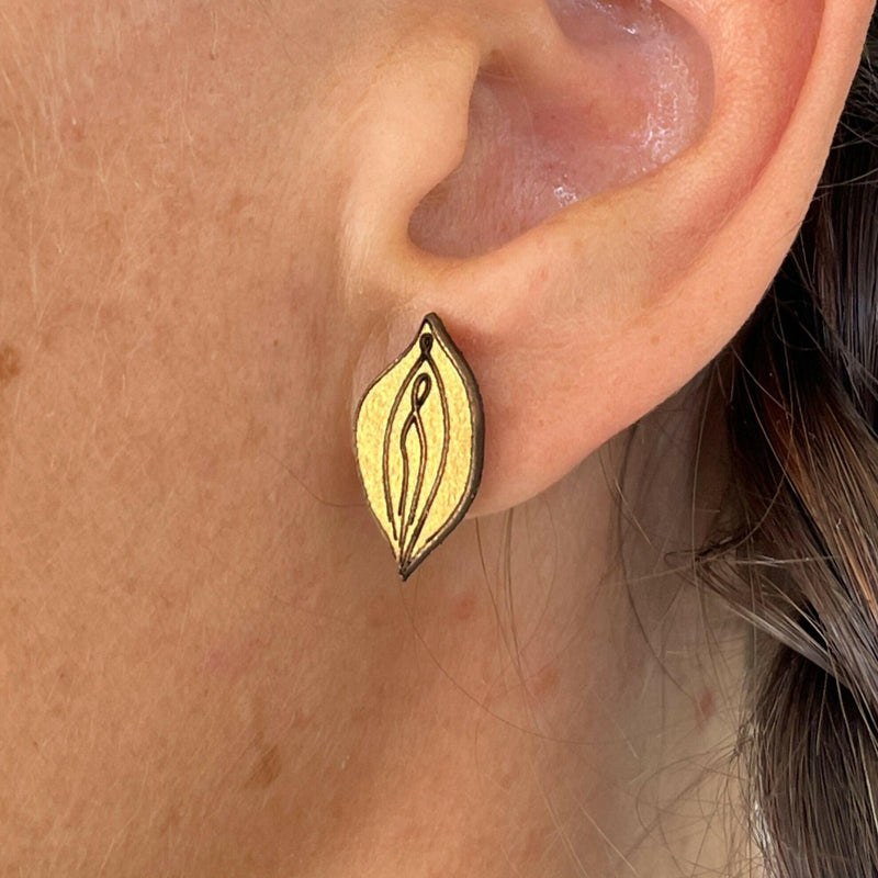 Vulva Stud Earrings – Vegan Snappap Design, Handmade in Cologne — Ansicht 3