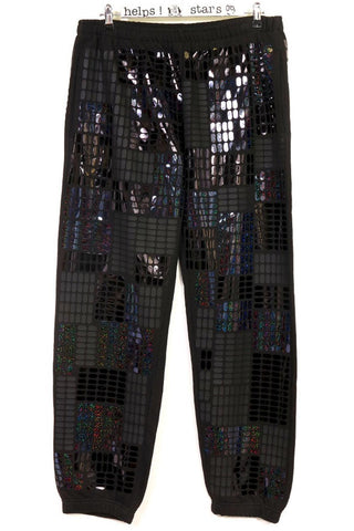 Unisex Joggers mit allover Metallic-, Holo- und Ice-Folien-Pills, elastischem Bund und Seitentaschen – handgemachtes Statement mit glanzstarkem Finish.
