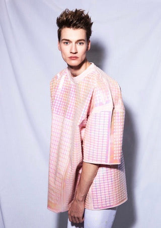 Unisex Foilover Bigshirt in Pink mit glossy multipattern Allover‑Folie; Oversize‑Fit – handgemachtes Statement mit intensiver Spiegelwirkung.
