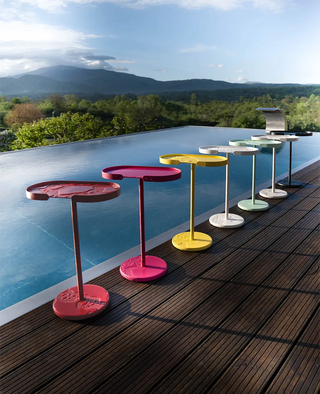 Siqual Design Stan Beistelltisch aus Metall in vielen Farben – am Pool platziert