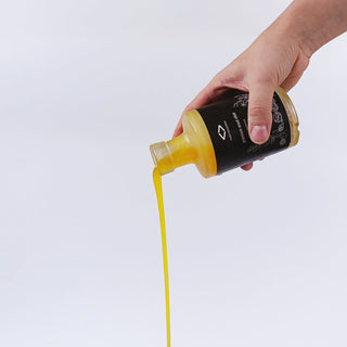 premium wood elixir beim Ausgießen – natürliches, veganes Holzöl für einfache Anwendung und effektive Holzpflege