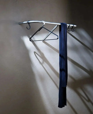 Schlichte Wandgarderobe in Edelstahl gebürtset für Flur oder Eingangsbereich – minimalistisch & funktional