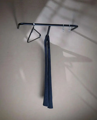Wandgarderobe RAIL in Schwarz aus Metall – minimalistisches Design im Industrial Style