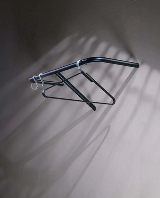 Schlichte Wandgarderobe in Schwarz – puristisches Design für moderne Einrichtungen