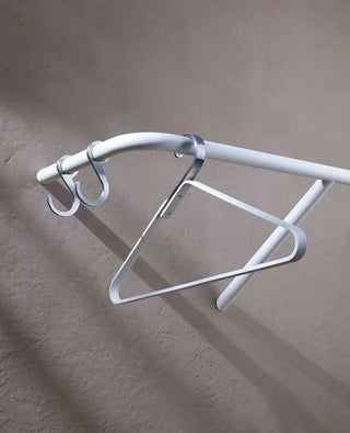 Minimalistische Wandgarderobe in Weiß – RAIL von Siqual für moderne, puristische Einrichtung