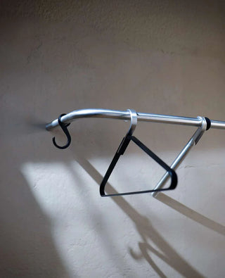 RAIL Wandgarderobe aus gebürstetem Edelstahl – Industrial Style für moderne Wohnkonzepte