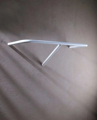 Weiße Metallgarderobe für die Wand – RAIL von Siqual im Bauhaus-Stil für kleine Räume