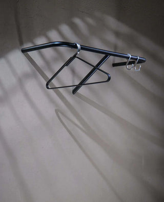 RAIL Wandgarderobe kombiniert mit Haken und Bügel – moderne Garderobenlösung von Siqual Design