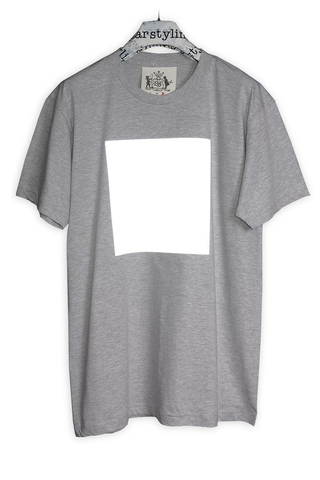 Unisex T‑Shirt mit reflektierendem Square‑Frontprint im geraden Schnitt; weicher Jersey, minimalistischer Look, hohe Sichtbarkeit bei Lichtquellen.
