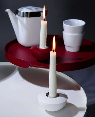 Rocky Kerzenhalter mit Stabkerze in Aktion – beweglich und stabil, ideal für stimmungsvolle Beleuchtung