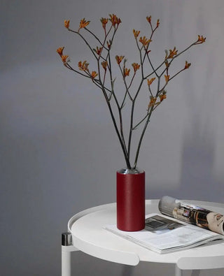 Rote Metallvase Floare auf weißem Couchtisch – Farbmix für moderne Einrichtung