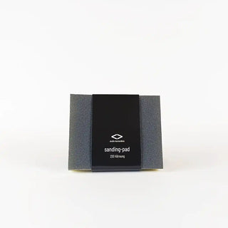 Produktfoto des sanding pad – das ideale Werkzeug für die sanfte und effektive Vorbereitung von Holzoberflächen vor der Pflege mit premium wood elixir