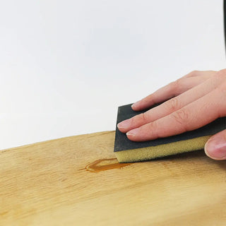 Foto des sanding pad beim Schleifen von Holz zur optimalen Vorbereitung für die Anwendung von Holzpflegeprodukten wie premium wood elixir