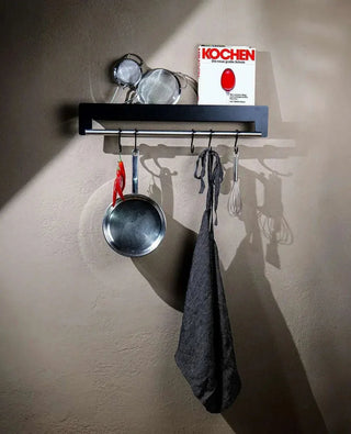 Wandgarderobe Joshua in Schwarz – schmale Metallleiste mit Haken für Küchenutensilien