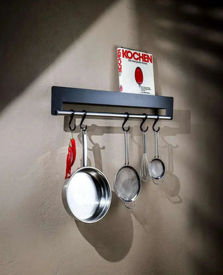 Schmale Wandgarderobe Joshua in Schwarz – in Küche eingesetzt mit Aufhängung für Tücher oder Kochzubehör