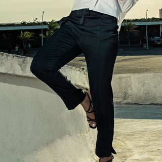 Schmale Slacks-Hose Catlin in Knöchellänge aus Sustainable Fabric mit 70 % recyceltem Polyester, verdecktem Reißverschluss und elegantem Büro-tauglichem Look.
