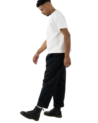 KOBAS – Pleated trousers made of organic cotton moleskin | Clean lines | Made in Berlin