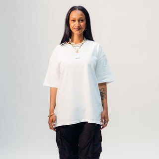 arrel unisex oversized t-shirt weiß mit arrel design auf der brust am weiblichen Model 