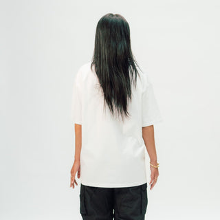 Rückansicht des arrel unisex oversized t-shirt weiß am weiblichen Model 