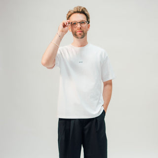 arrel unisex oversized t-shirt weiß am männlichen Model von vorne