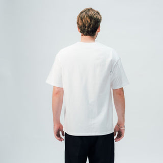 arrel unisex oversized t-shirt weiß am männlichen Model von hinten