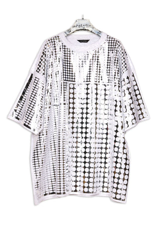 Unisex Oversize-Bigshirt mit silberner Mirror-Multipattern-Folie allover, frontal fotografiert, stark reflektierend und futuristisch glänzend wie eine metallische Oberfläche.
