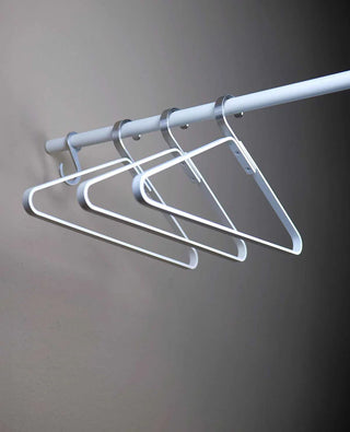Silver Unique Kleiderbügel aus weiß beschichtetem Metall – zeitloses Design von Siqual