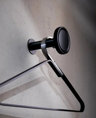 Nahaufnahme: Silver Unique Kleiderbügel in Schwarz – edles Finish und klare Formgebung