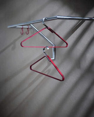 Silver Unique Kleiderbügel aus rotem Metall von Siqual – Design-Akzent für stilvolle Garderoben