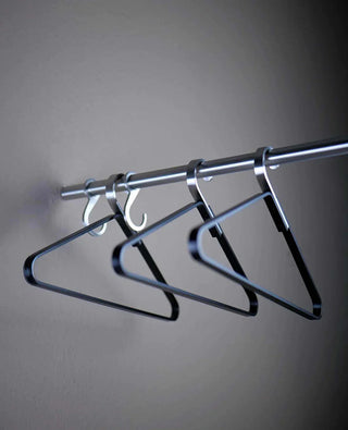 Minimalistischer Metallkleiderbügel Silver Unique in Schwarz – modernes Wohnaccessoire