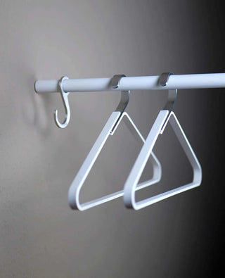 Kleiderbügel Silver Unique aus Metall in Cremeweiß – elegante Lösung für helle Räume