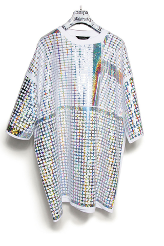 Unisex Oversize-Bigshirt mit sparkling-mirror Multipattern-Folie allover, frontal fotografiert, reflektiert das Licht stark und wirkt wie eine tragbare Disco-Kugel.
