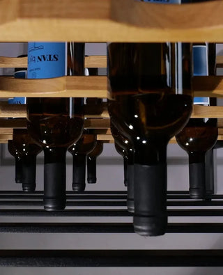 Weinregal Barrique aus Metall und Holz – dekorativ und praktisch von Siqual Design