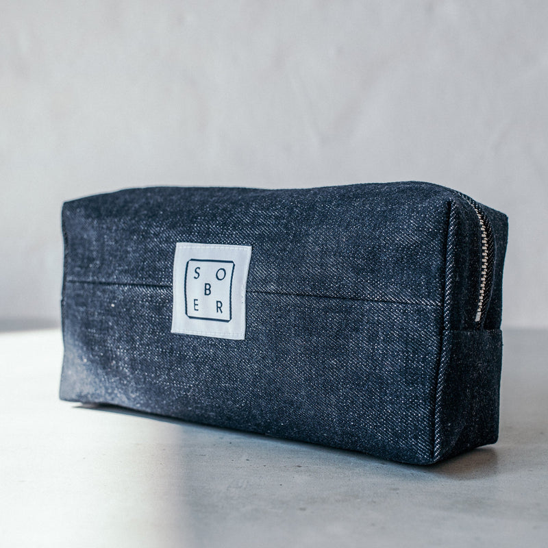 Denim Wash Bag – Upcycled toiletry bag made from leftover denim fabric — Ansicht 5