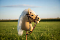 Bio Steckenpferd „Biscuit“ – Bio-Baumwollsamt | Hobby Horse | Handgefertigte Spielfreude — Ansicht 1