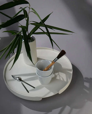 Studioaufnahme des weißen Tabletts Lilo – minimalistisches Designobjekt aus Metall von Siqual