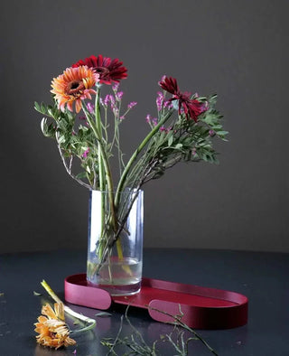 Rotes Tablett Mortimer mit Vase – stilvolle Deko für Wohnräume von Siqual Design