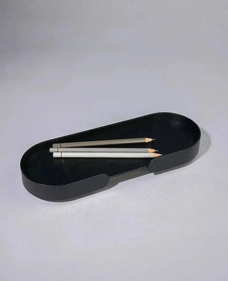 Tablett Mortimer in Schwarz als elegante Stifteablage auf dem Schreibtisch