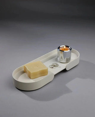 Weißes Mortimer-Tablett als modernes Badezimmer Accessoire von Siqual Design