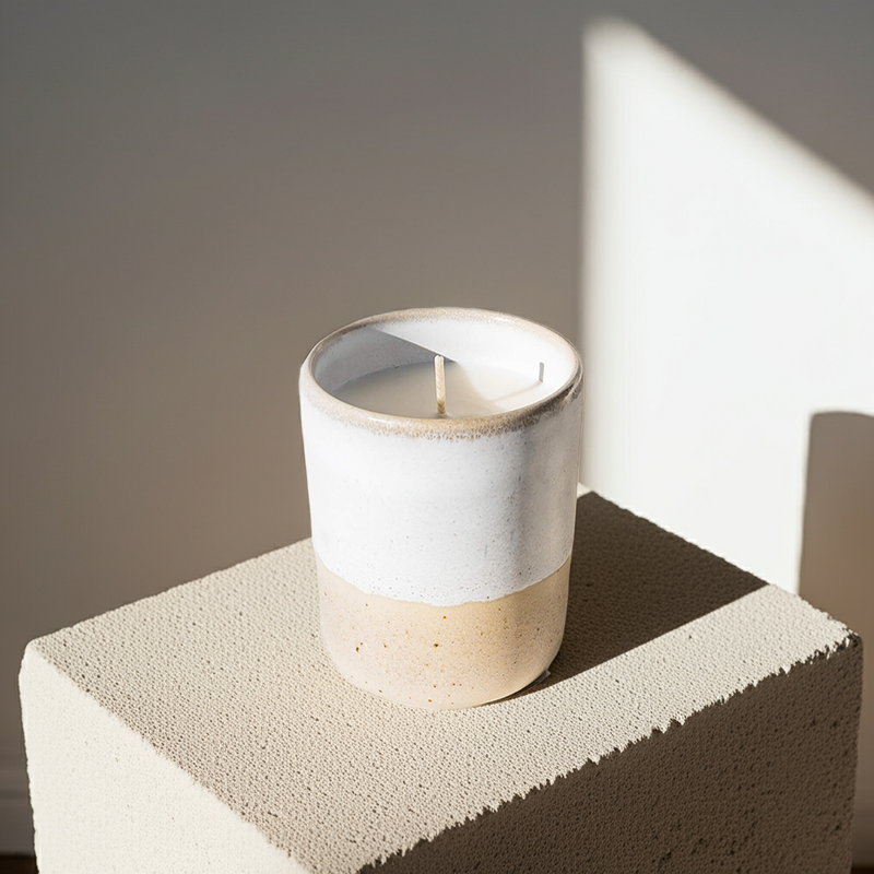 Kerze Aalina – Steingut | Handgegossen | Raps- & Kokoswachs — EDDA Stoneware