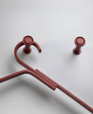 Tiny Wandhaken in Rot umit Bügel Unique aus Metall von Siqual Design