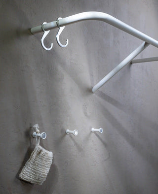 Tiny Silver Haken in Weiß kombiniert mit RAIL – vielseitiges Garderobensystem von Siqual