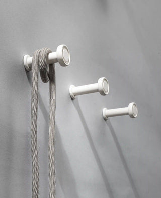 Tiny Wandhaken in Cremeweiß – schlichtes unifarbenes Design aus Metall, 3er-Set