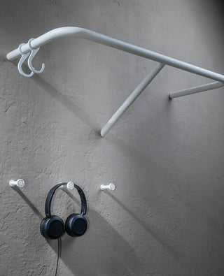 Wandhaken Tiny in Cremeweiß mit Garderobe RAIL – minimalistisches Aufbewahrungssystem aus Metall von Siqual