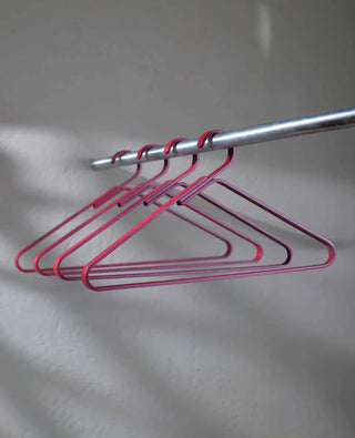 4er-Set rote Kleiderbügel Unique von Siqual – modernes Design für individuelle Einrichtung