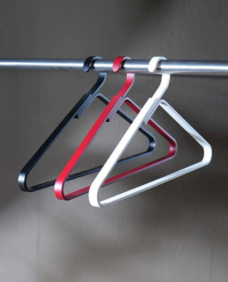 Unique Kleiderbügel aus Metall in Schwarz, Cremeweiß und Rot – Farbvarianten im Überblick