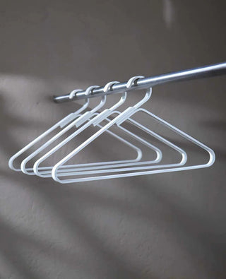 4er-Set Kleiderbügel Unique in Weiß – pulverbeschichtet und schonend für empfindliche Kleidung