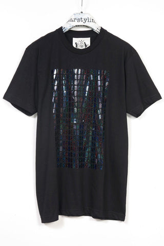 Unisex T‑Shirt mit handapplizierten Metallic‑Pills und geradem Fit – reflektierender Eyecatcher, gefertigt im Berliner Atelier.
