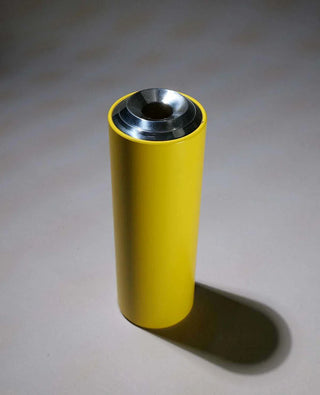 Outdoor-taugliche Floare Vase aus wetterfestem Metall – moderne Deko für drinnen und draußen